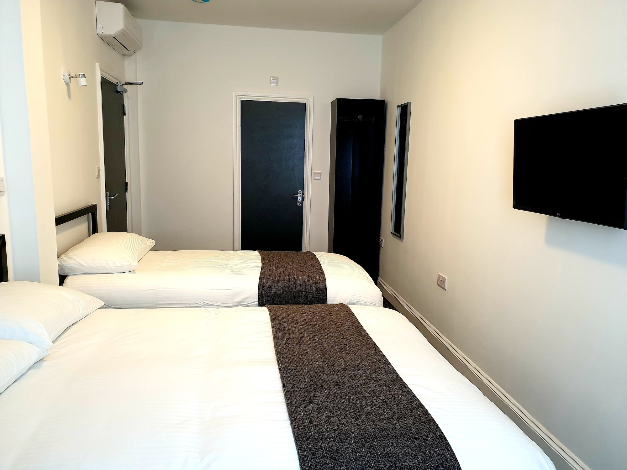ROOM, TWIN BEDS