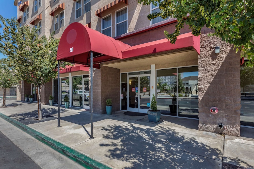 Comfort Suites Visalia - Convention Center 1/41
