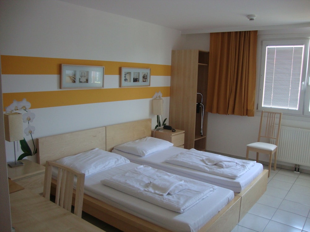 Lenas Donau Hotel 12/47