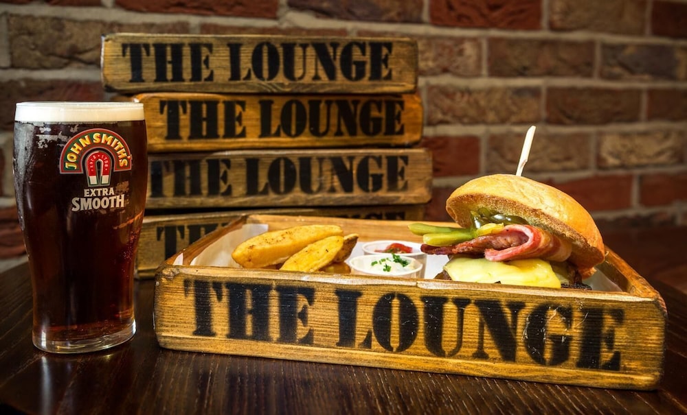 THE LOUNGE HOTEL AND BAR 14/21