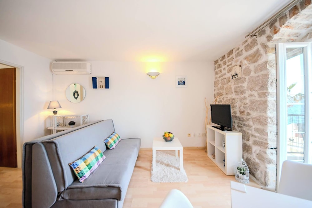 Luxury Seaside Apartments 14/50