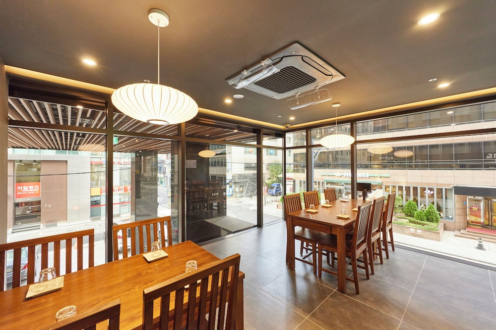HOTEL URI& 56/60