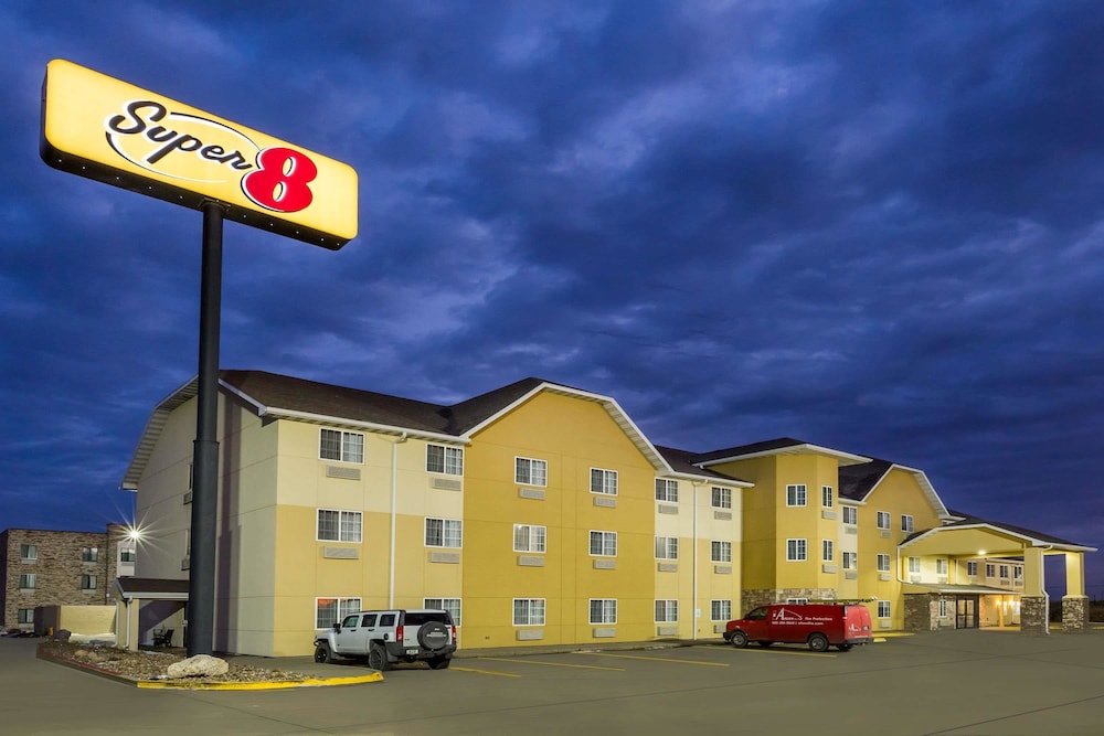 Super 8 by Wyndham Altoona 1/35