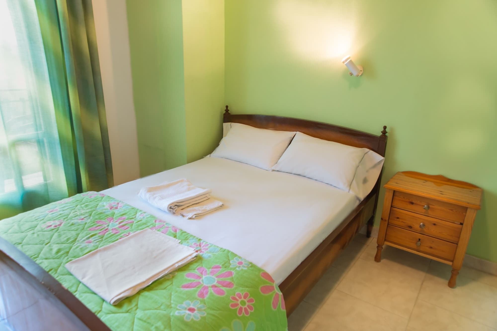 ROOM, SINGLE