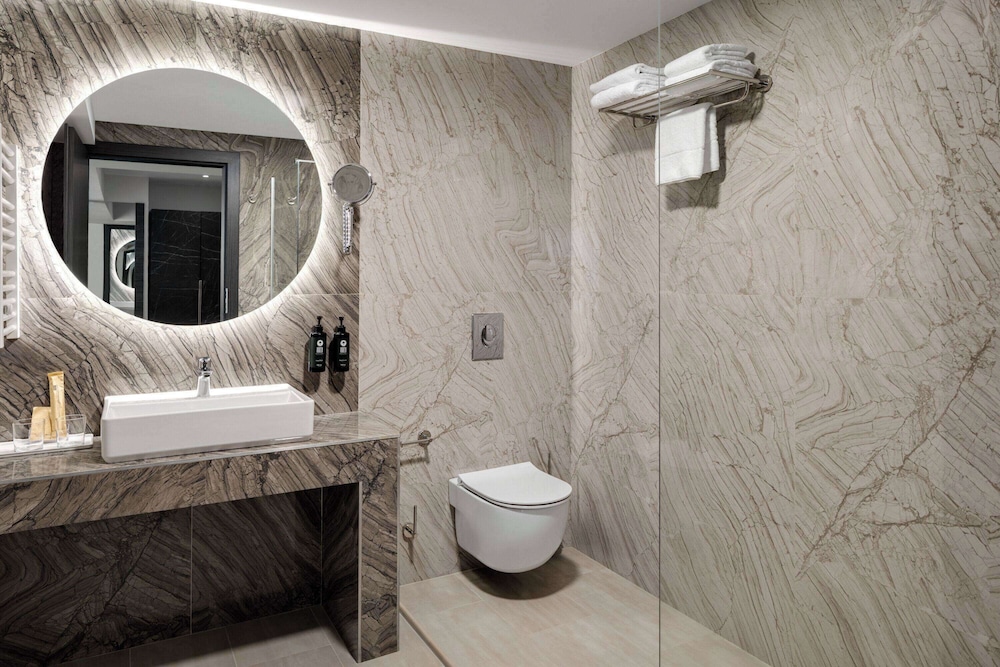 1 Bedroom, Apartment, King Bed, Ramada by Wyndham Bucharest Otopeni Airport 2/2