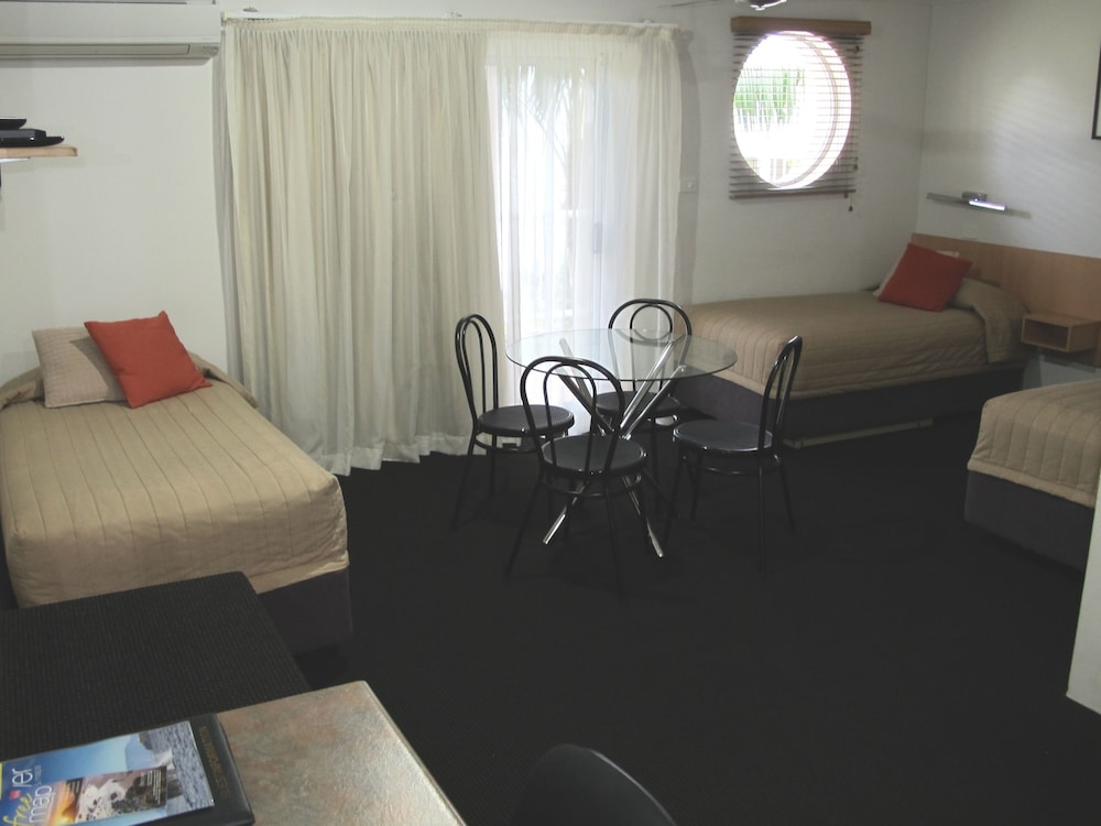 Aston Hill Motor Lodge 36/43