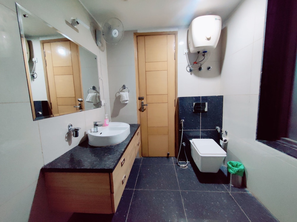 BlueNeck Sec 47 Near Medanta - The Medicity Gurugram 43/43