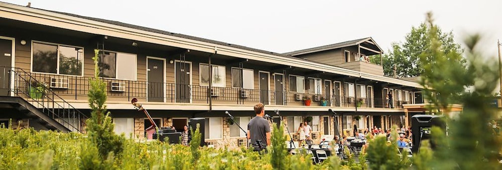 Monarch Motel 2/56