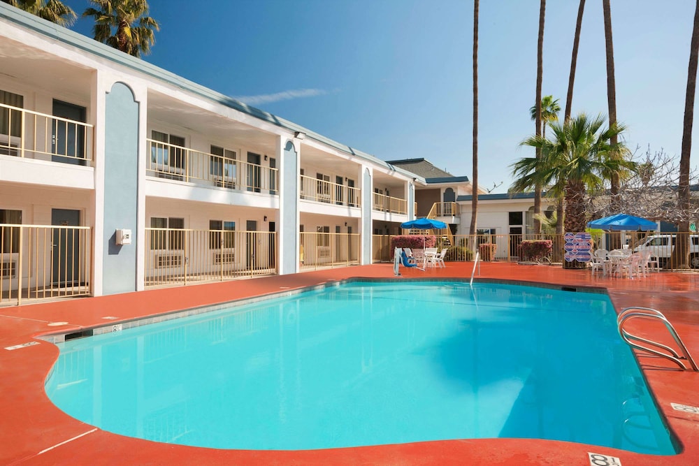 Travelodge By Wyndham Bakersfield in BAKERSFIELD - CA