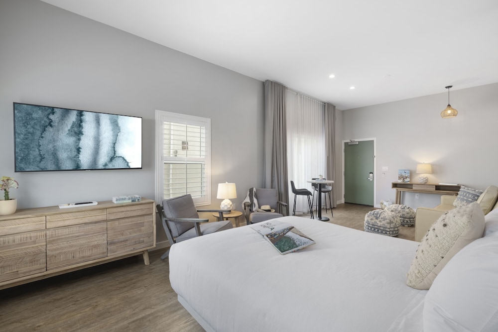 SUITE, QUEEN BED, SOFA