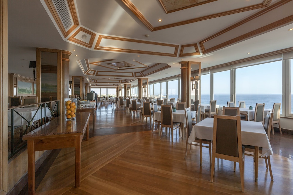 Carcavelos Beach Hotel 40/63