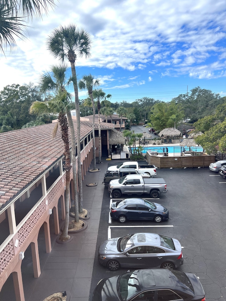 Tahitian Inn Spa 62/64