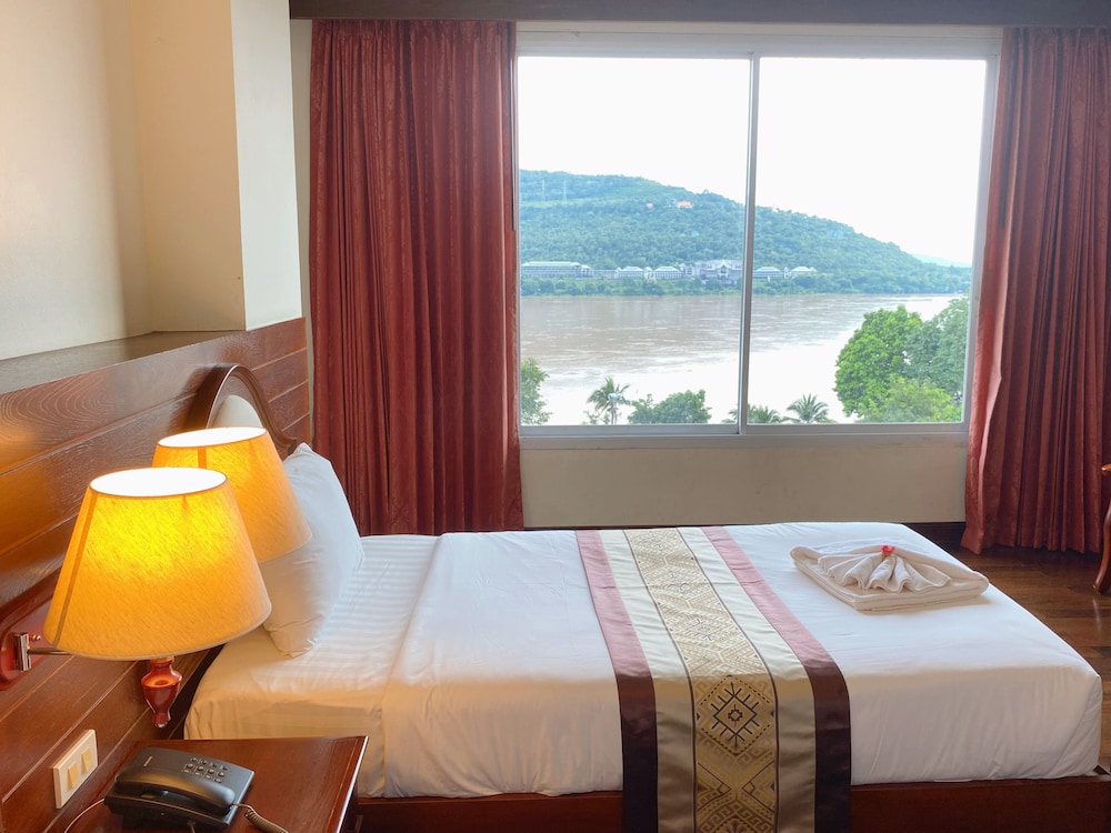 Arawan Riverside Hotel 32/65