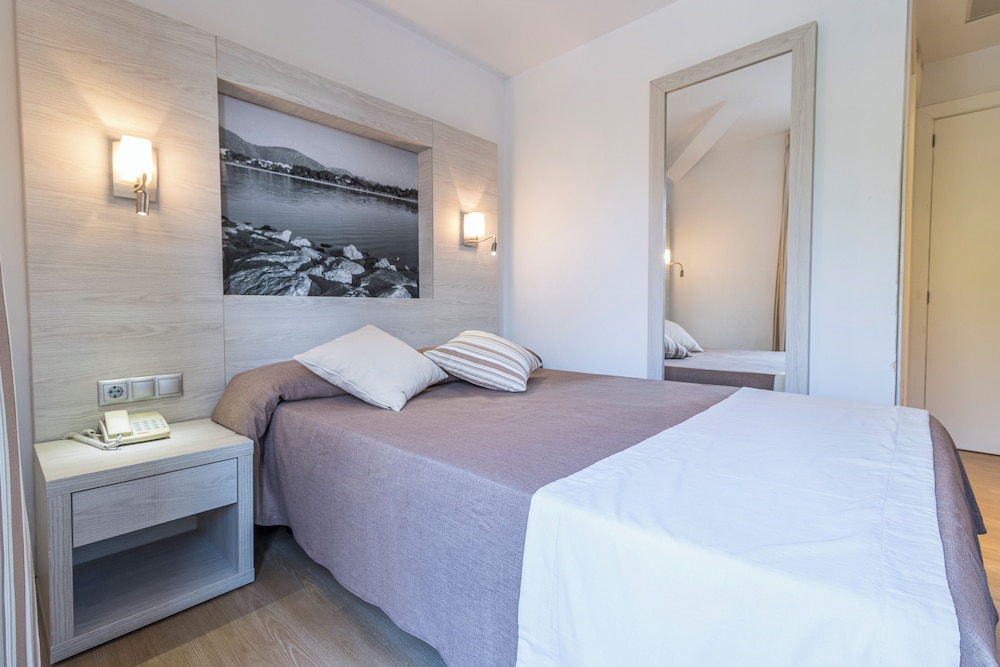 ROOM, SINGLE
