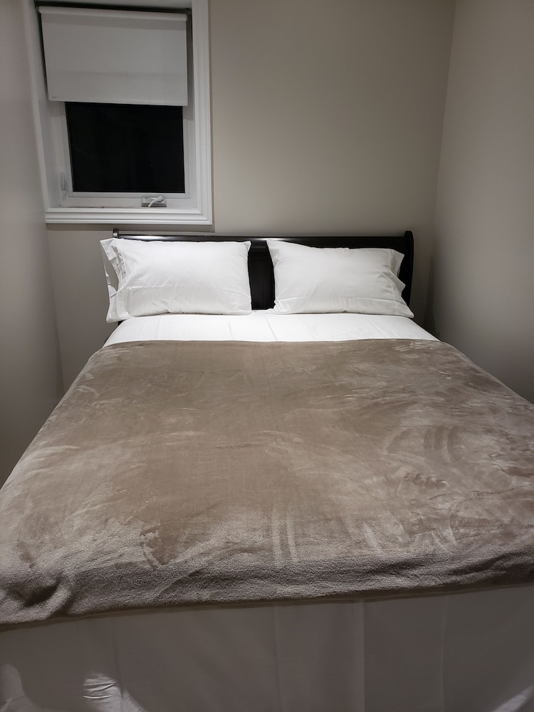 Toronto Rooms And Suites 22/49