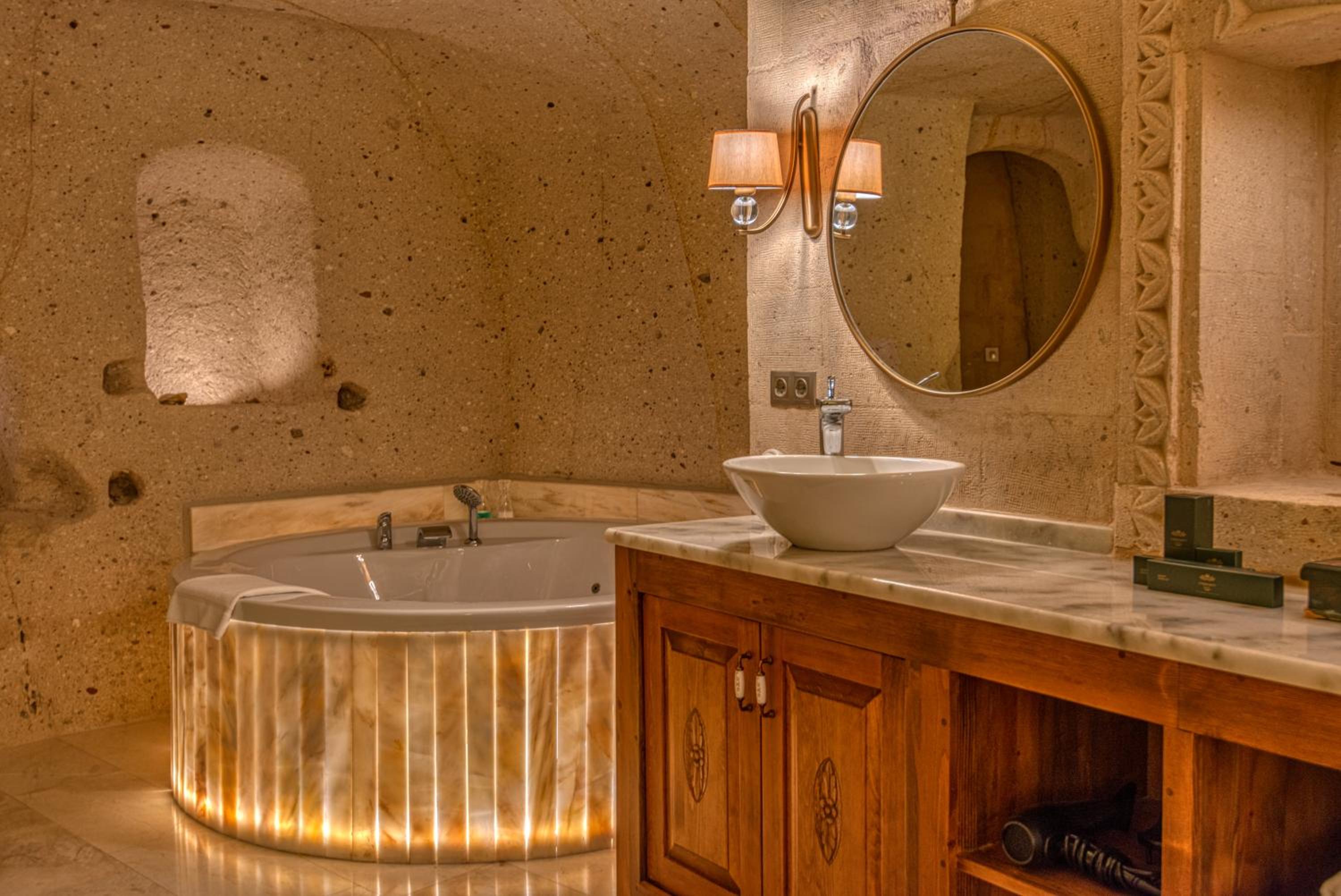 Imperial, Pool, Suite