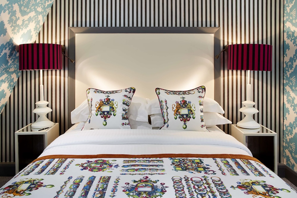 THE MANDEVILLE HOTEL 56/62