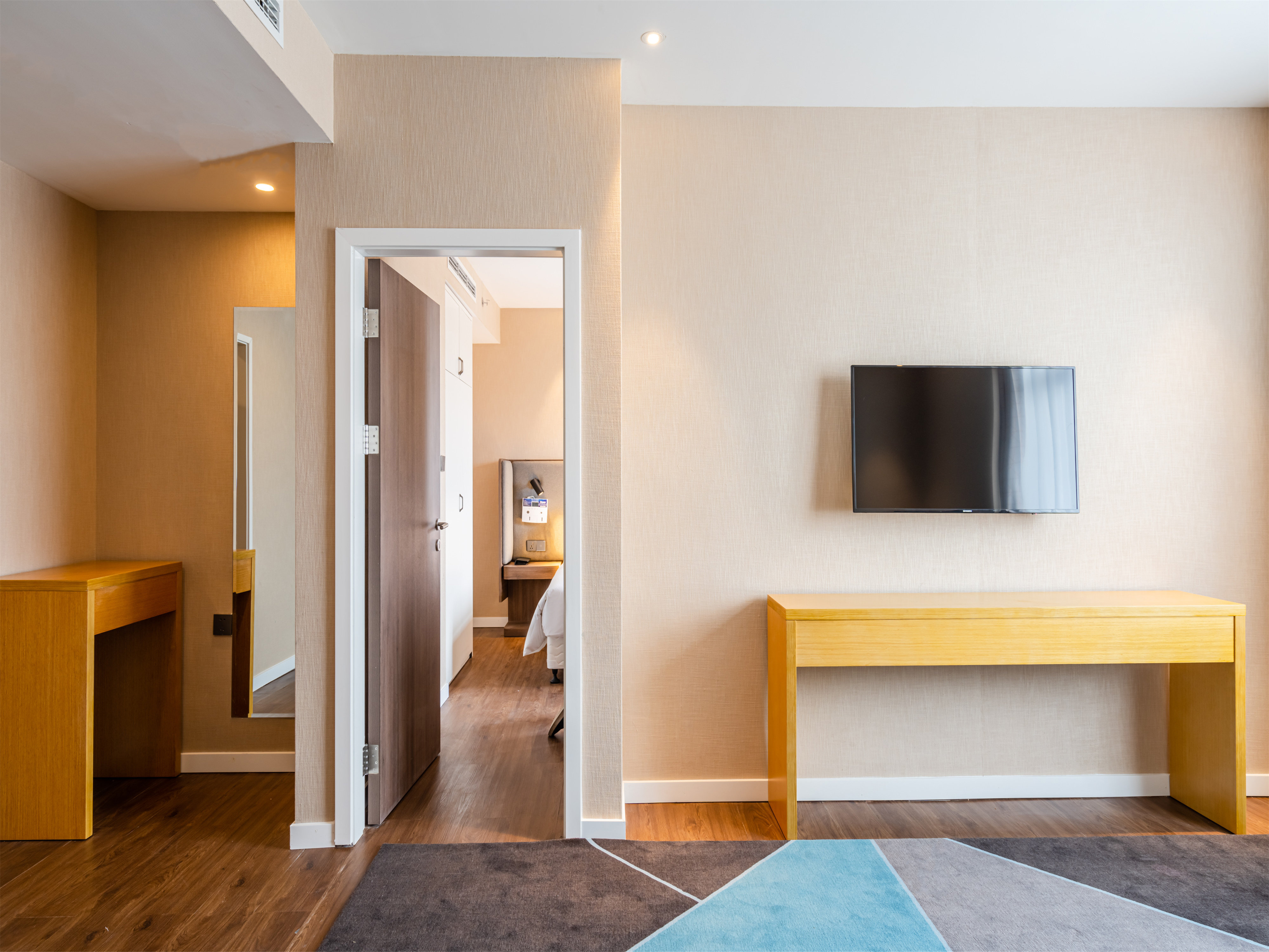 Holiday Inn Express Litang 77/78