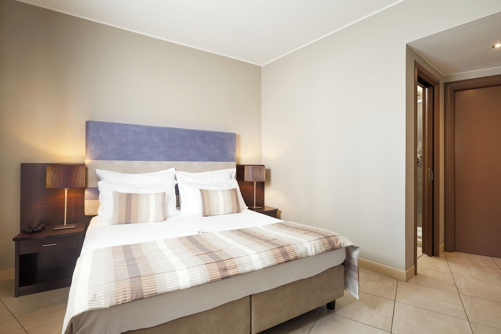 ROOM, DOUBLE BED