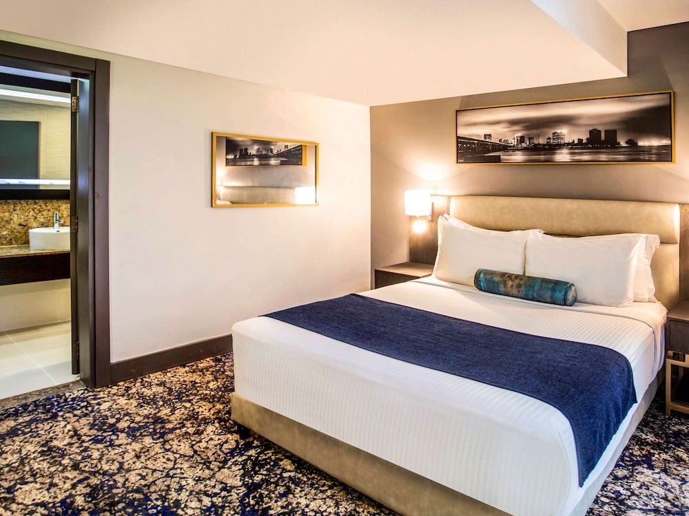 DELUXE, SUITE, KING BED