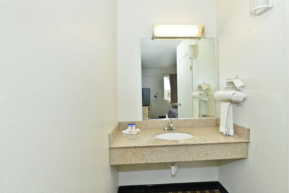 Americas Best Value Inn Amarillo Airport 23/34