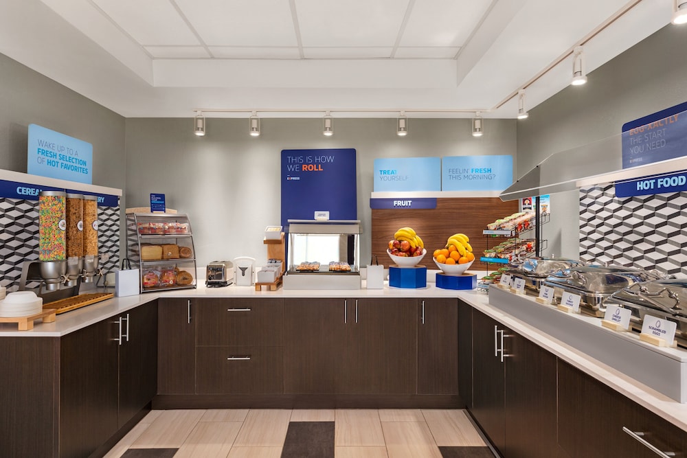 Holiday Inn Express Hotel Suites Denver Airport 7/34