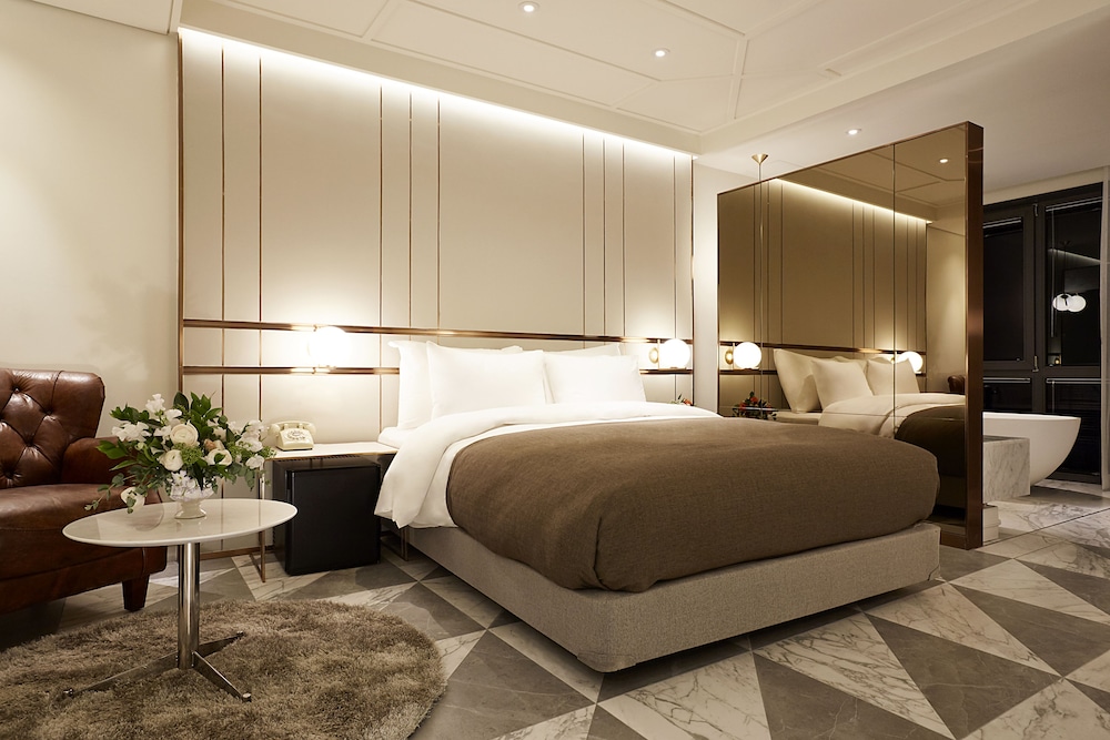 9 BRICK HOTEL 13/71