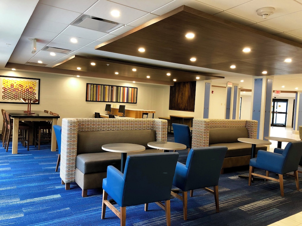 Holiday Inn Express & Suites Great Barrington Lenox Area 32/40