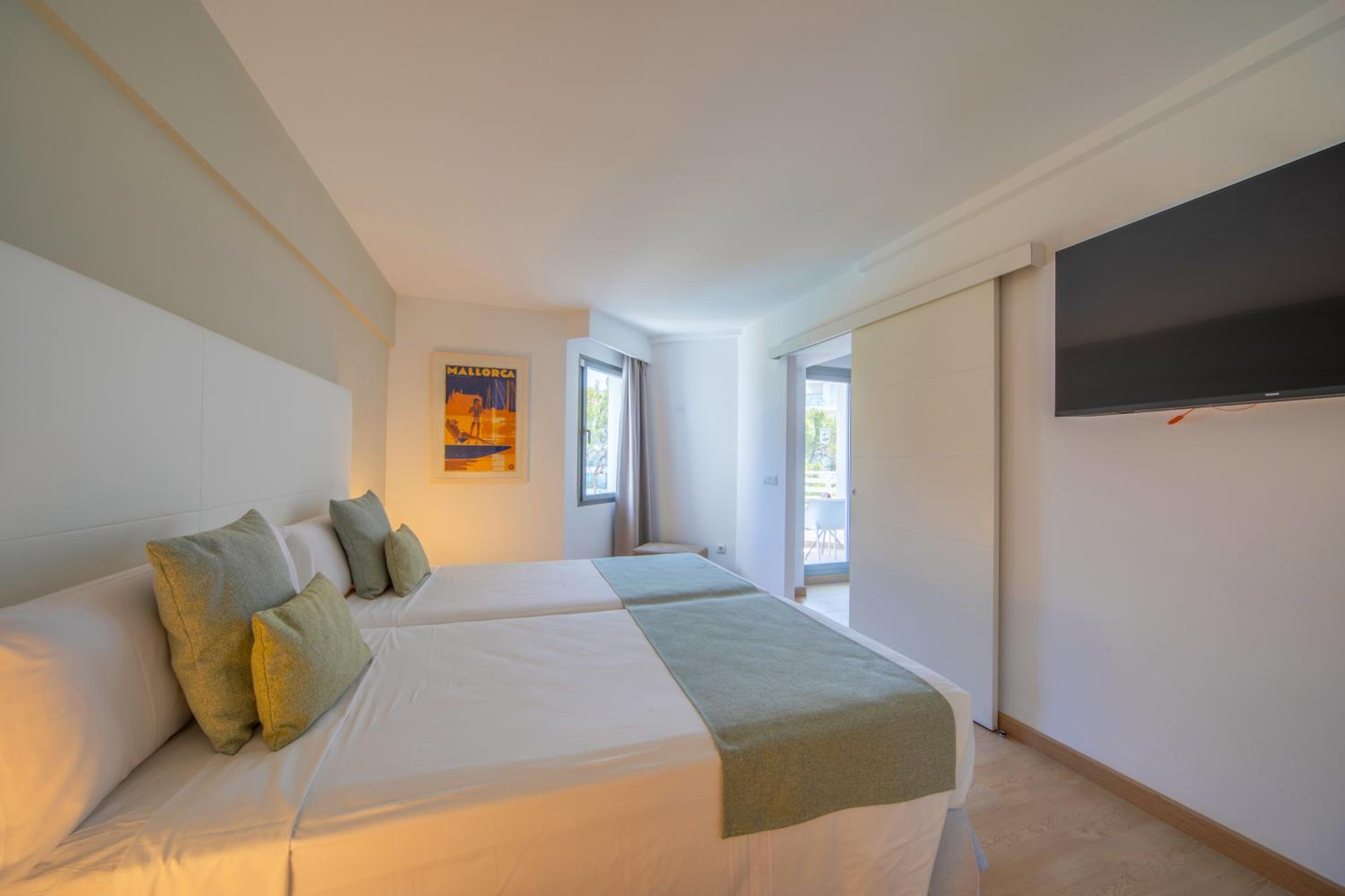 Suite, Side Sea View