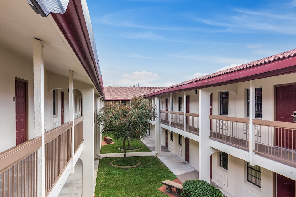 Red Roof Inn Houston East - I-10 5/26