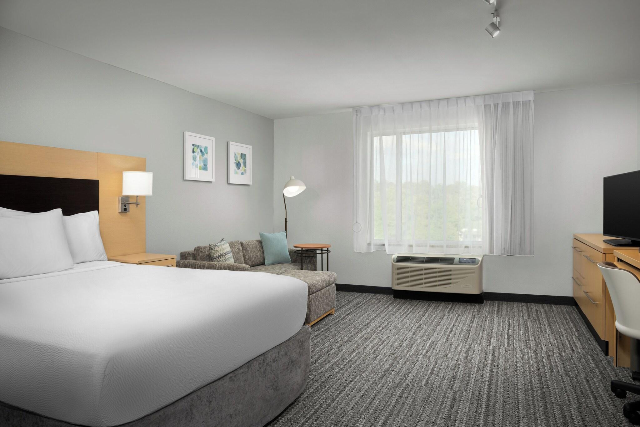 Studio, Queen Bed