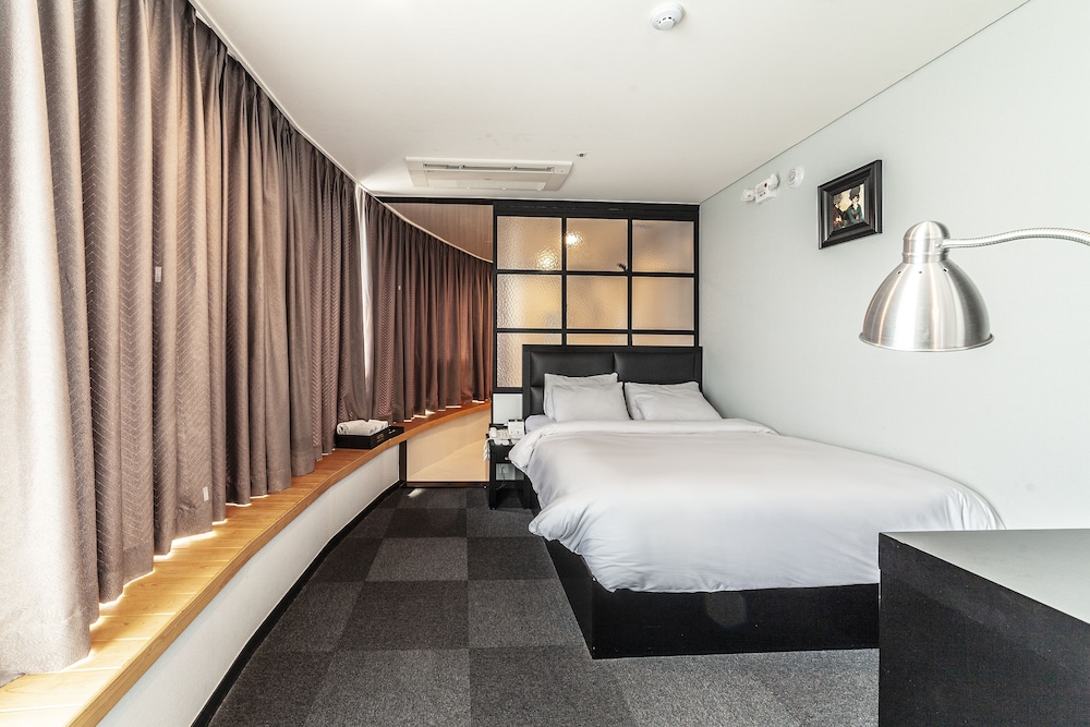 1 BEDROOM, DELUXE, DOUBLE BED, CITY VIEW