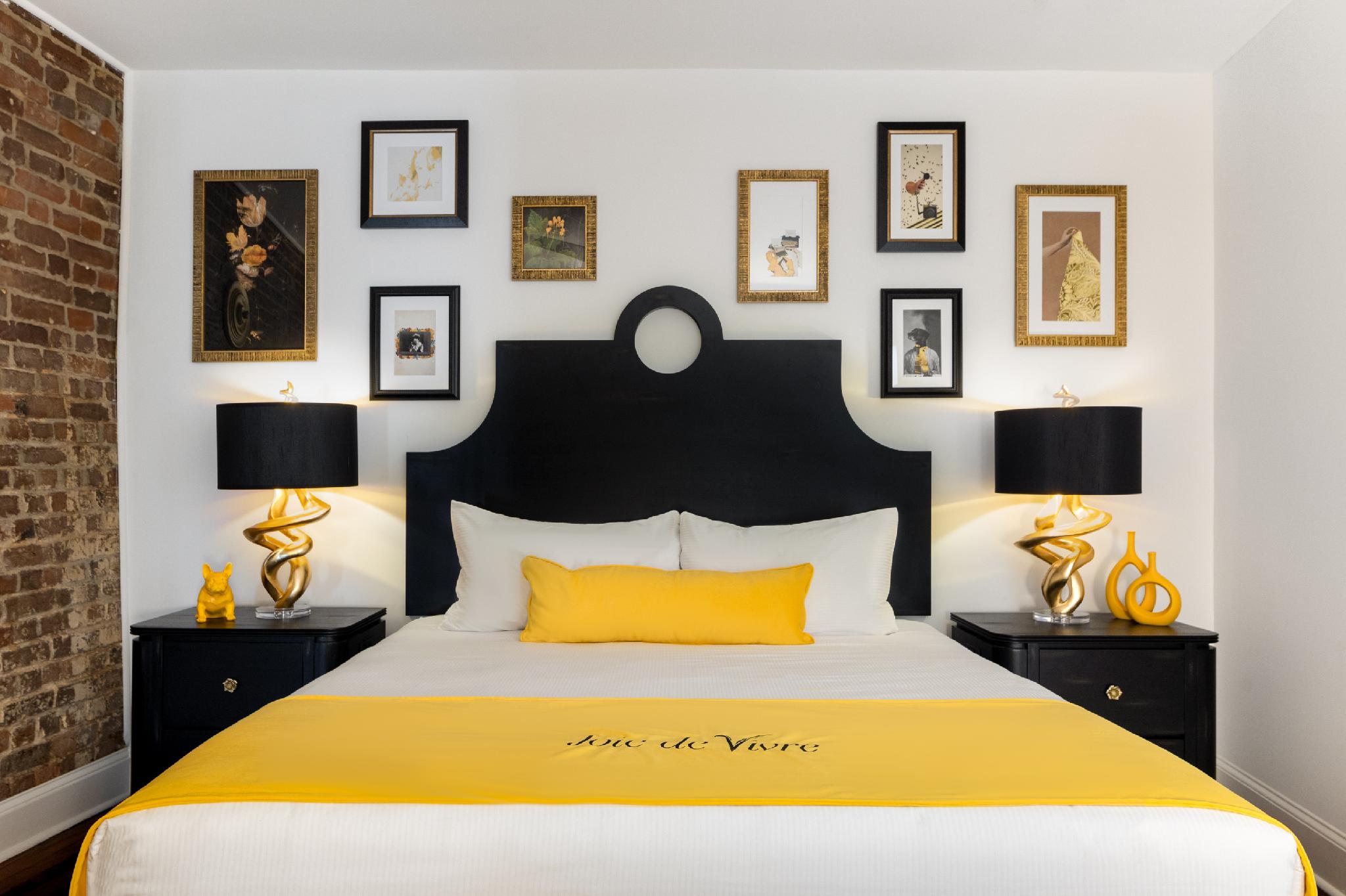 Enclave, King Bed, No Window