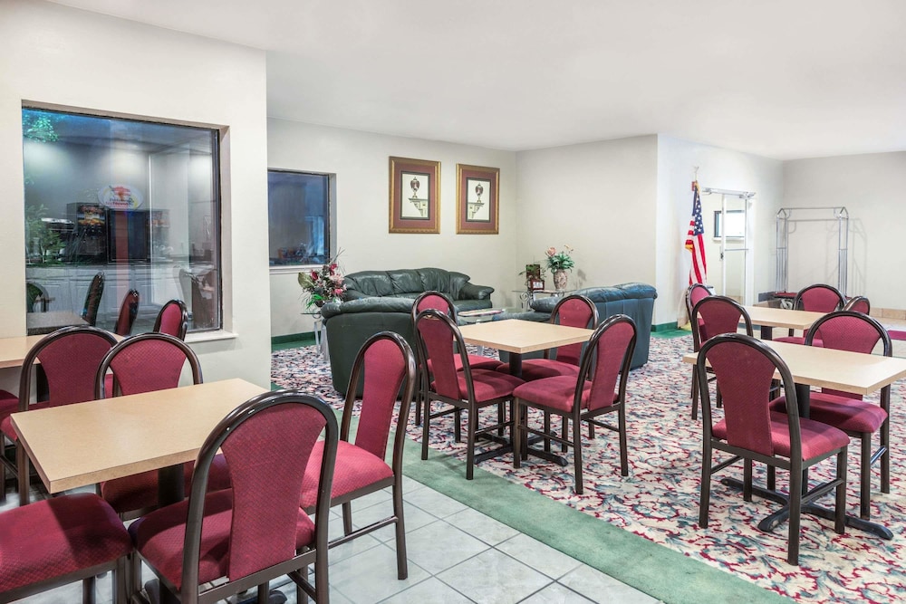 Super 8 By Wyndham Pevely 25/30