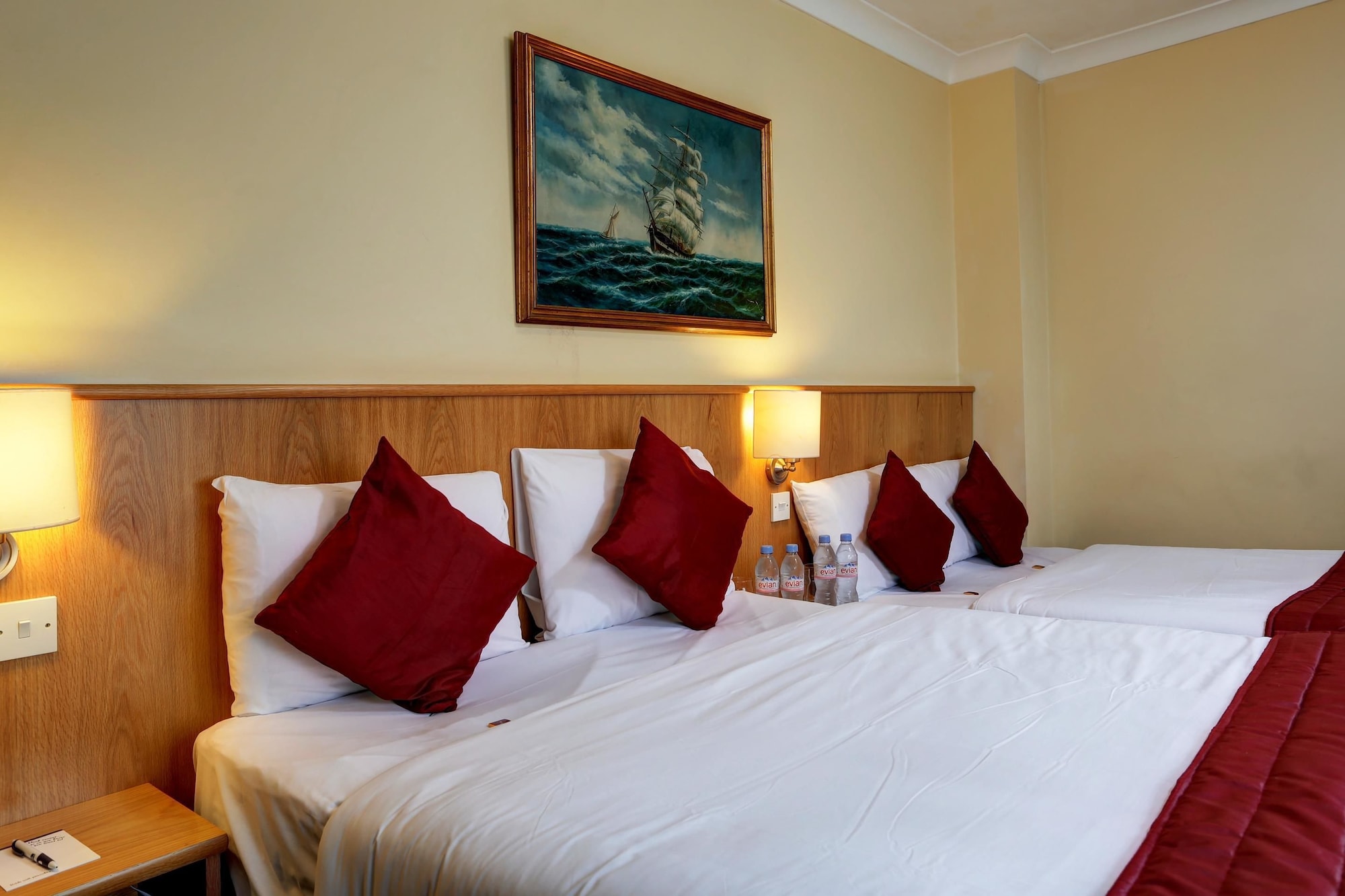 STANDARD, 2 DOUBLE BEDS