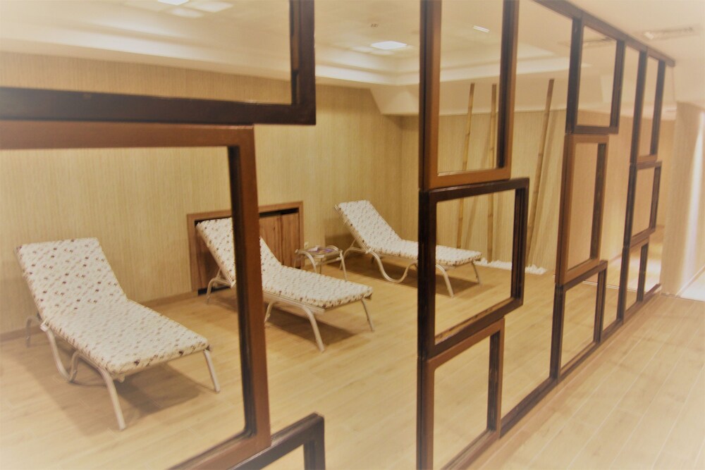 IRIS HOTEL 23/48