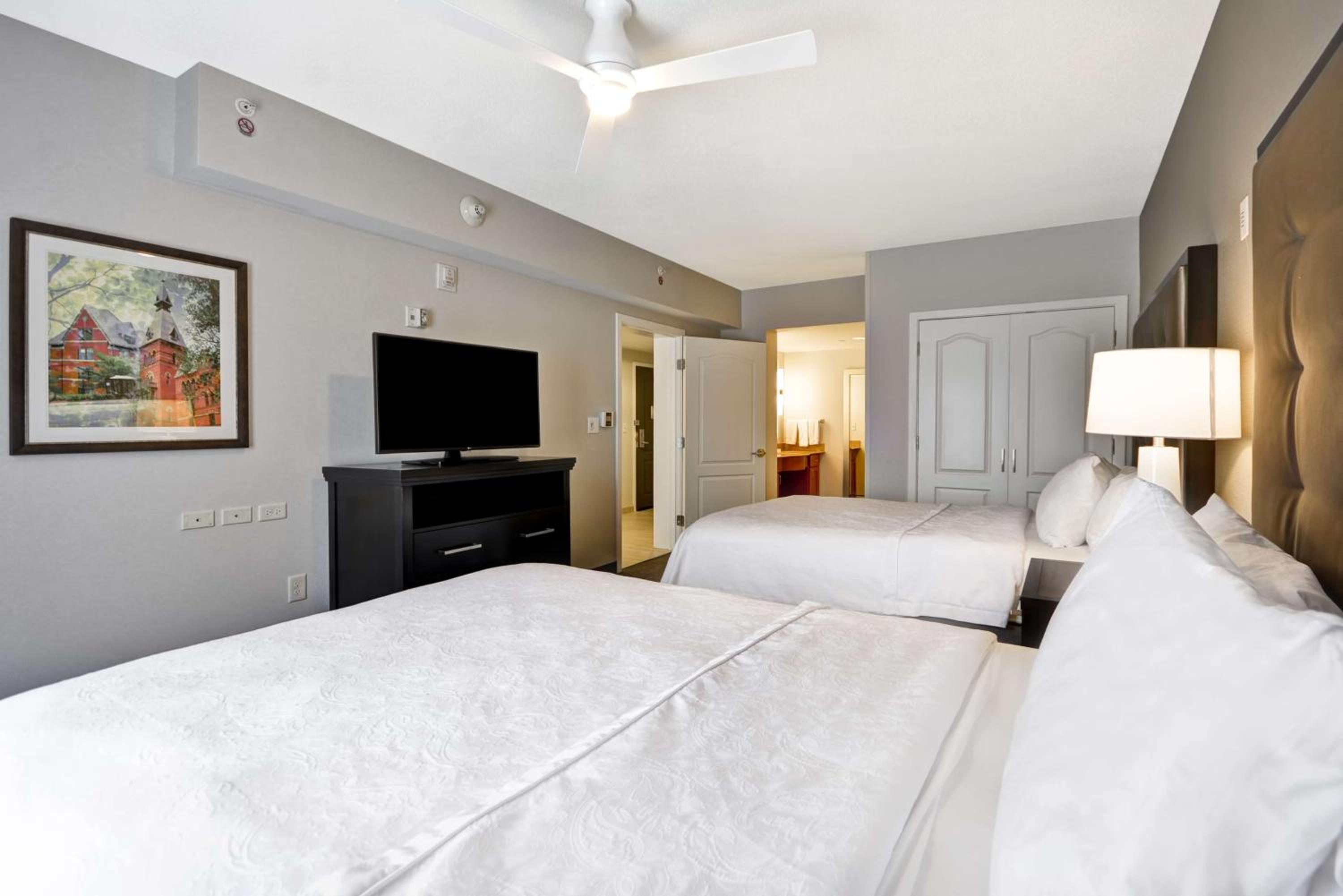 Suite, 2 Queen Beds, Sofa, Accessible