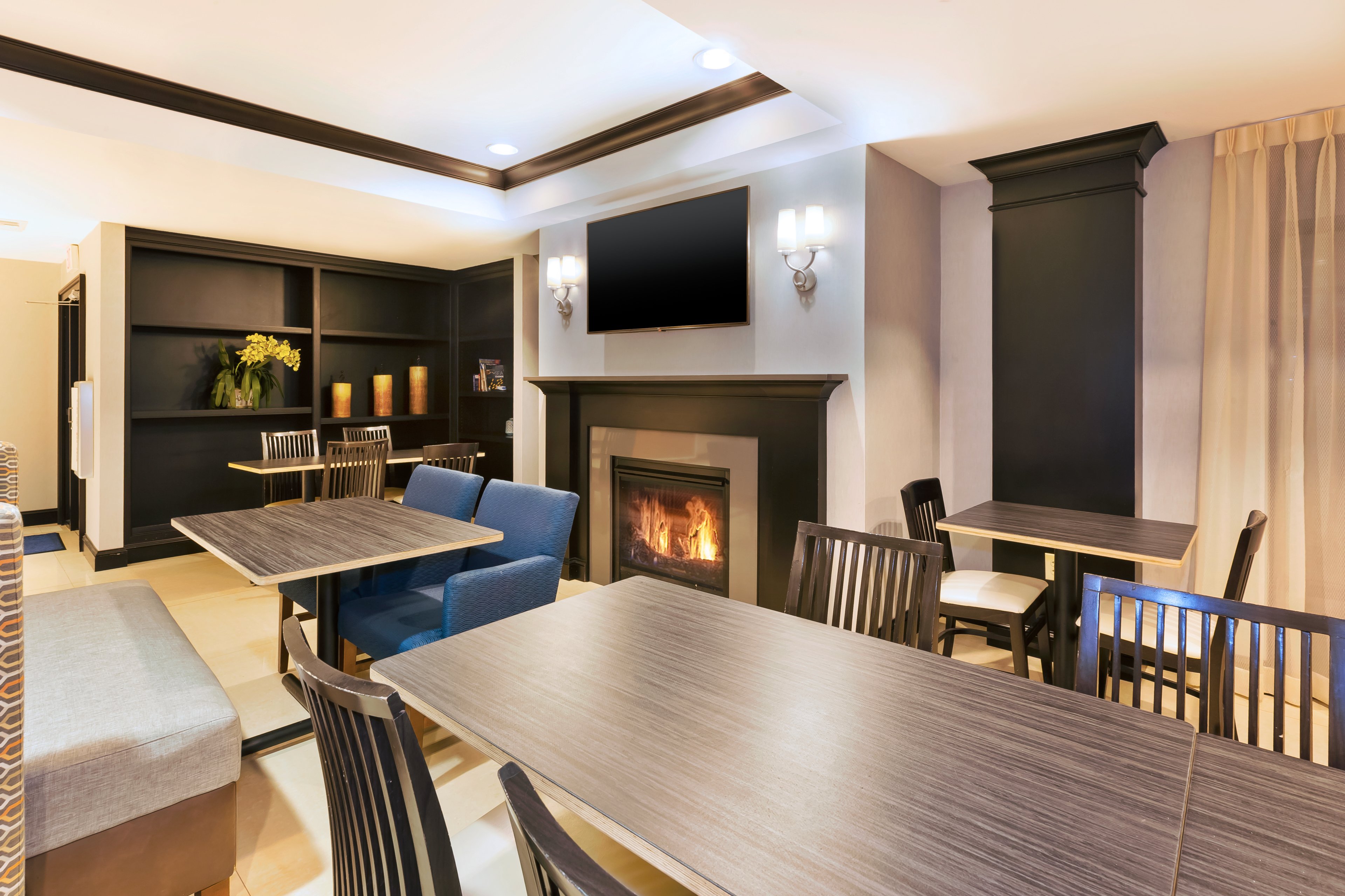 Holiday Inn Express Suites Warminster Horsham 51/63