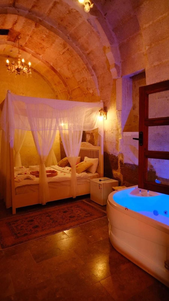 Lavinia Cappadocia Cave 25/50