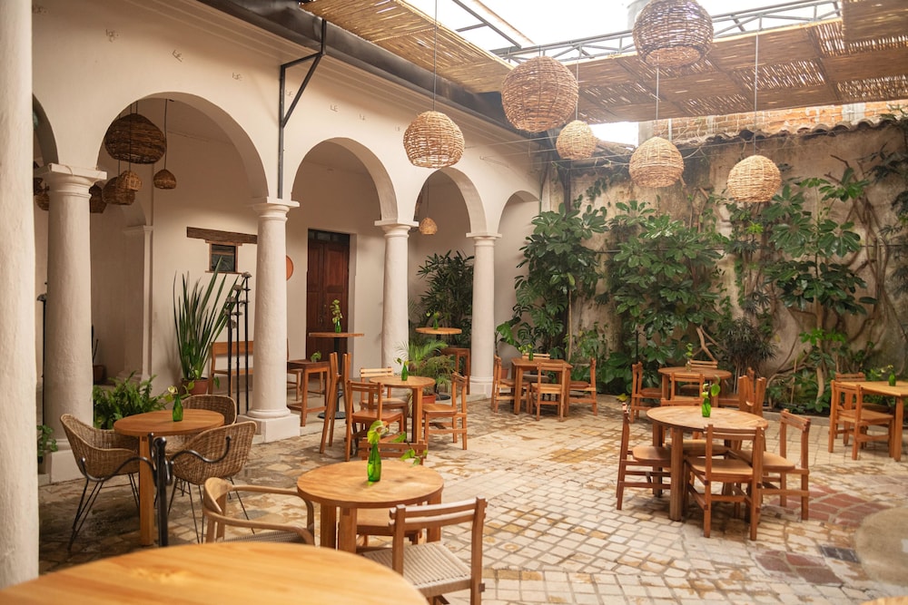 Sereno Art Hotel 65/78
