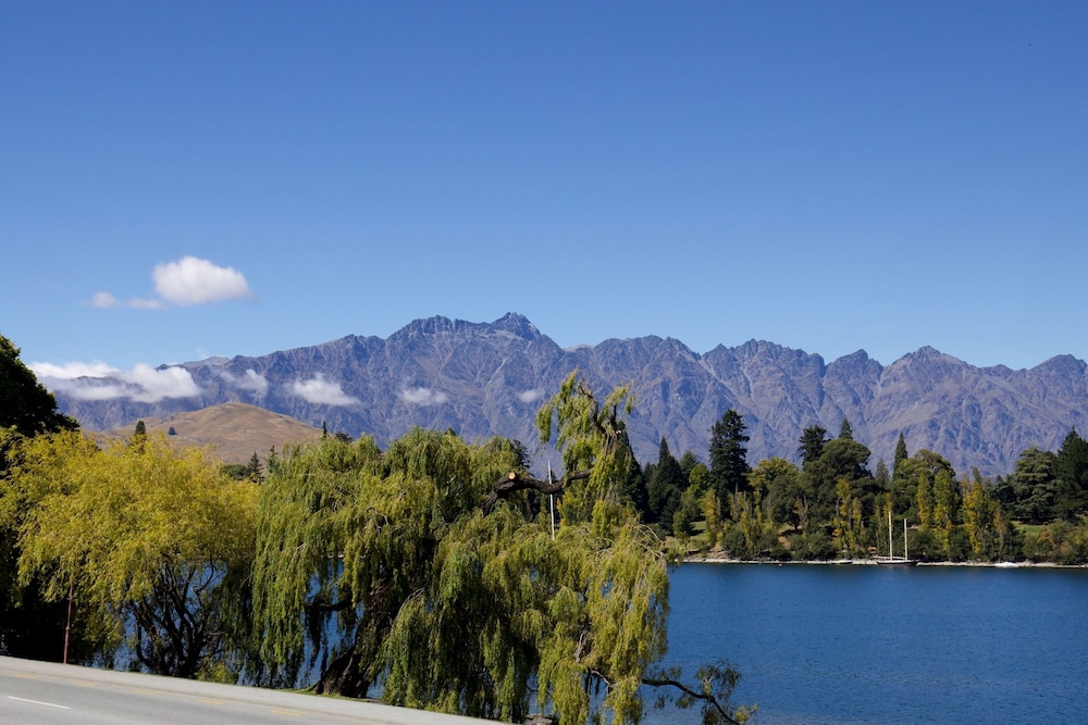 Queenstown House Lakeside Apartments 14/16
