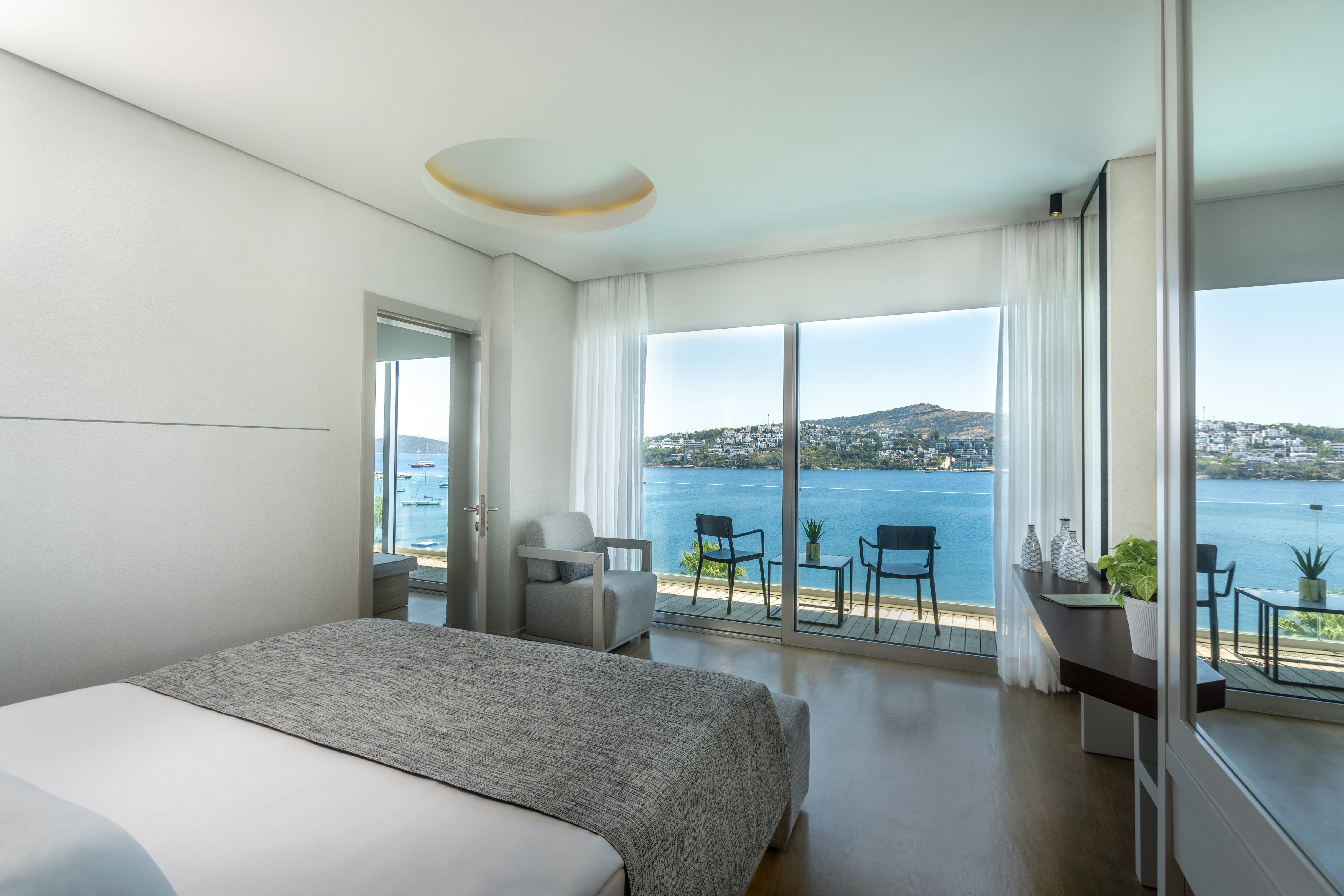 غرفة ديلوكس بسرير كينج بإطلالة على البحر بشرفة، Cape Bodrum Luxury Hotel Beach 2/3