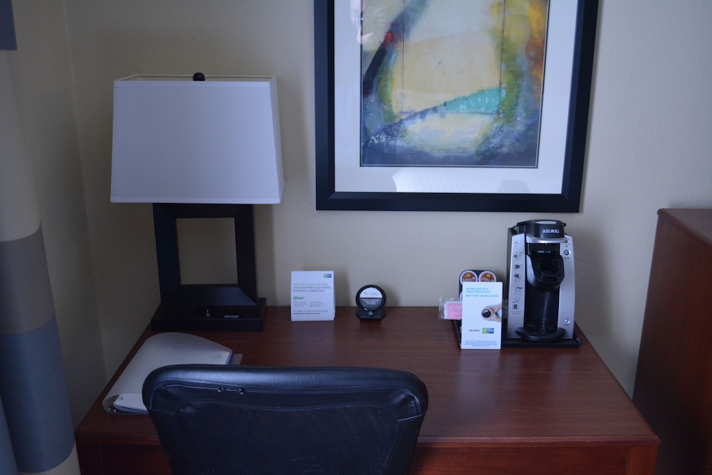 Holiday Inn Express Hotel And Suites Lancaster 27/72