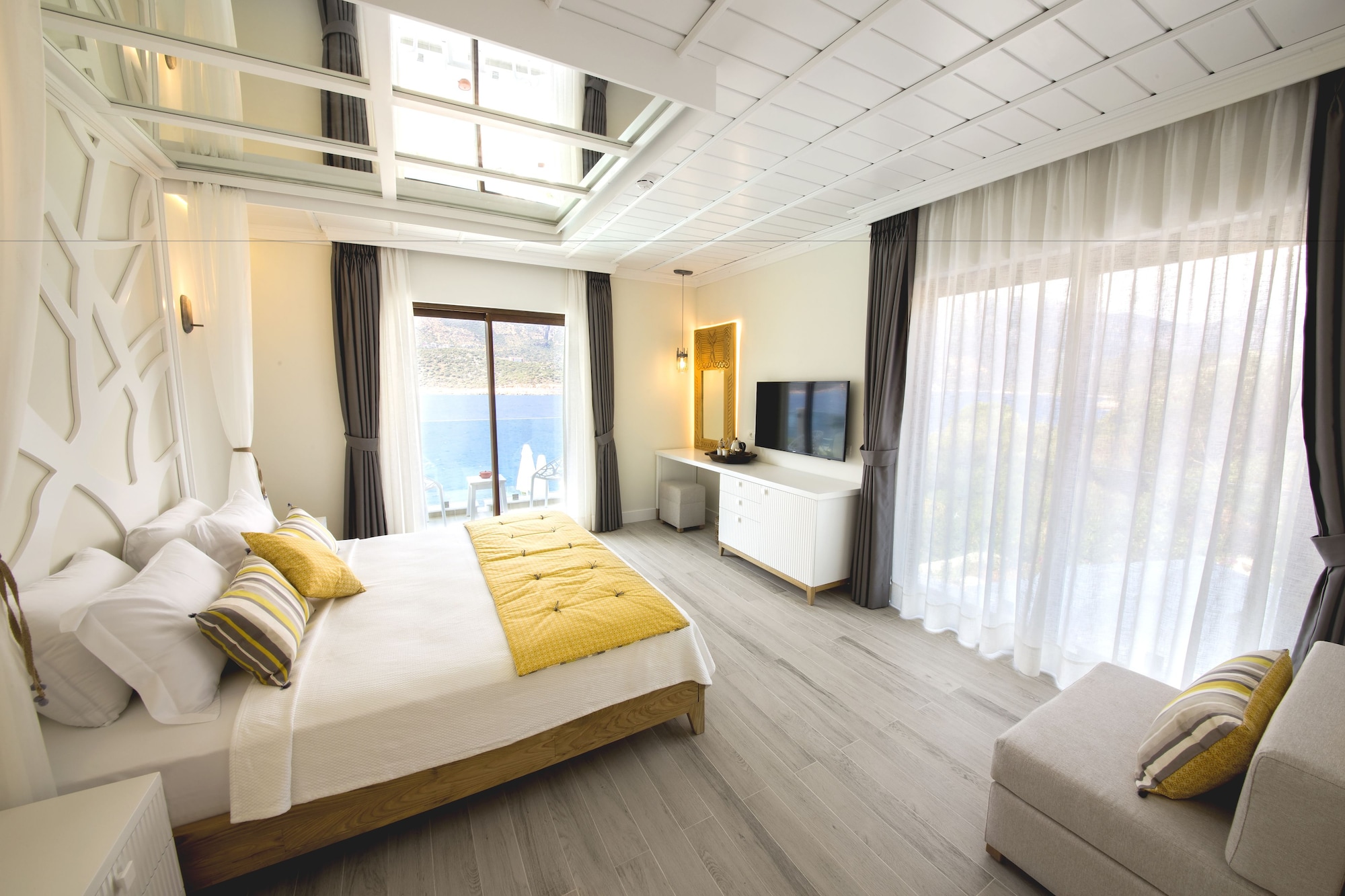 Deluxe, Sea View