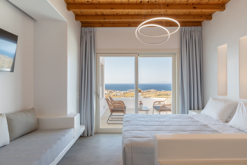 JUNIOR SUITE, QUEEN BED, SEA VIEW, SOFA