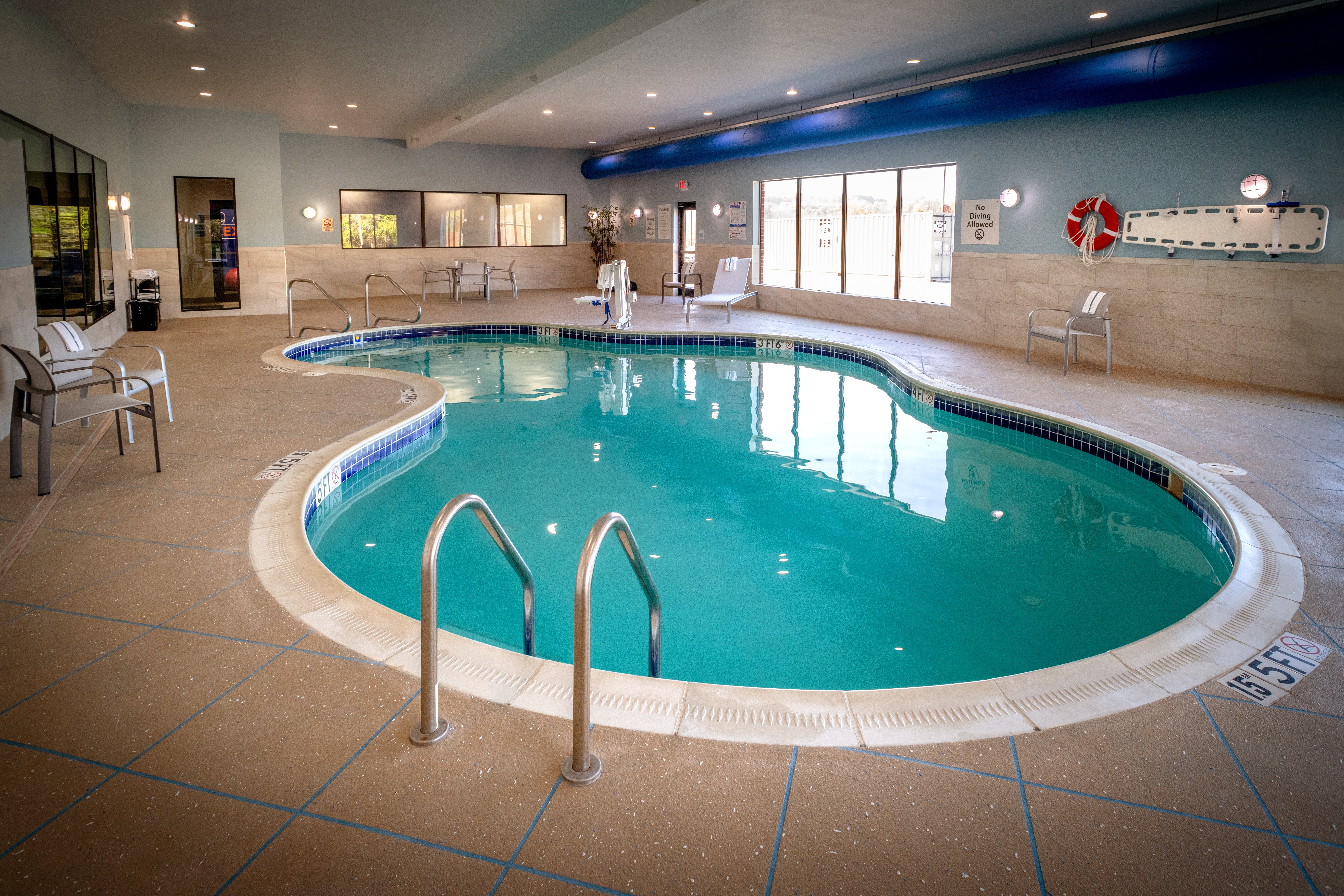 Holiday Inn Express Hotel And Suites Fairmont 62/64