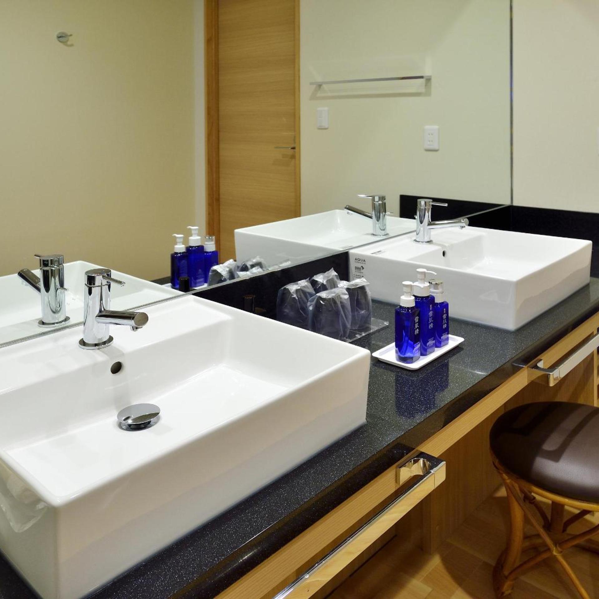Suite, Private Bathroom, Corner