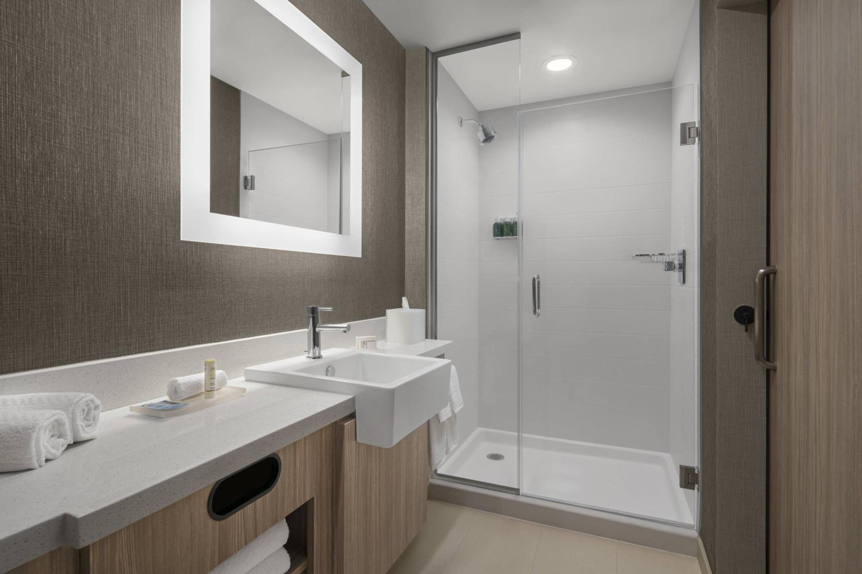 جناح بسرير كينج مع سرير سحّاب إضافي بحوض استحمام لذوي الإعاقة، SpringHill Suites by Marriott Tuckahoe Westchester County 7/10