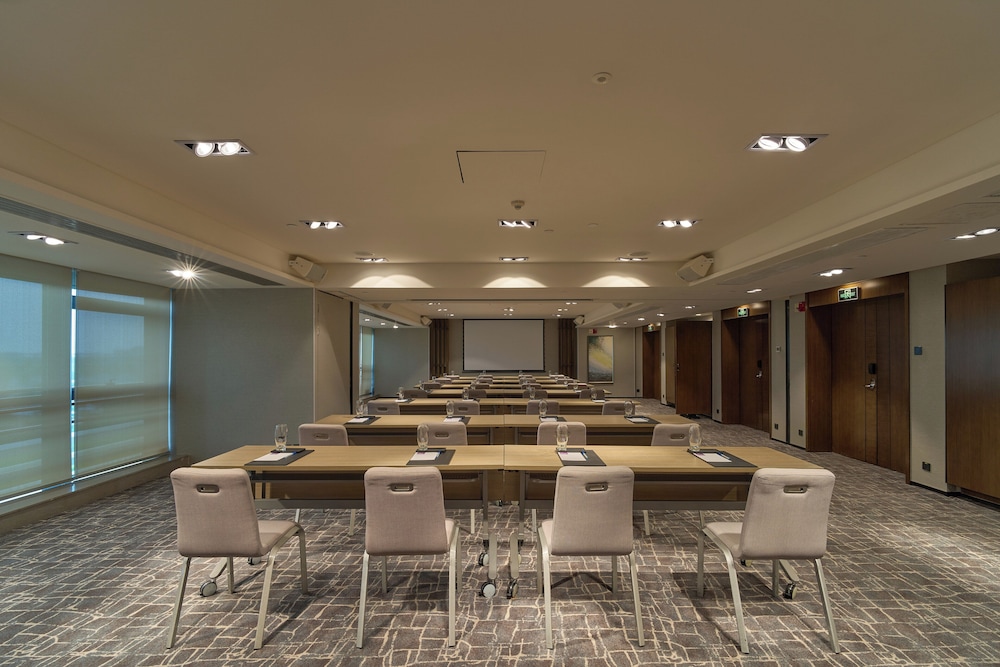 Hyatt Place Shenzhen Airport 63/70