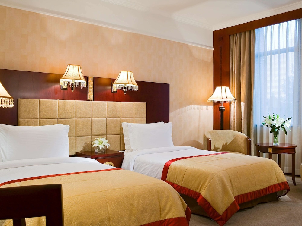 Grand Mercure On Renmin Square 25/64